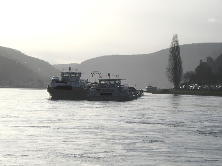 PP-ELT: Schubverband fuhr sich auf dem Rhein fest