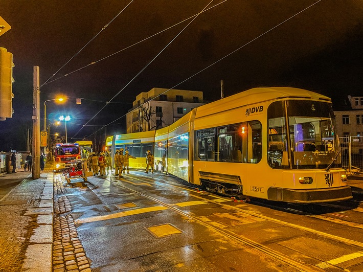 FW Dresden: Hilfeleistung nach Verkehrsunfall mit zwei Straßenbahnen