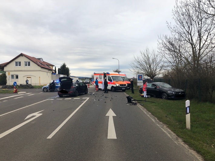 POL-PDLD: Schwerer Unfall mit vier verletzten Personen