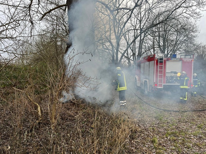 FW Celle: Aufwendige Löscharbeiten bei Baumbrand in Cellr