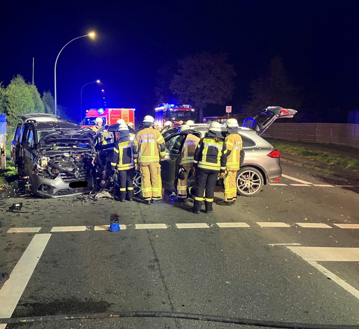 FF Bad Salzuflen: Mehrere Verletzte nach Verkehrsunfall auf Bundestraße 239 / Freiwillige Feuerwehr Bad Salzuflen ist mit 40 Kräften im Einsatz