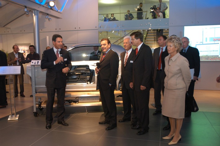 Bundeskanzler Schröder besucht Brose auf der IAA