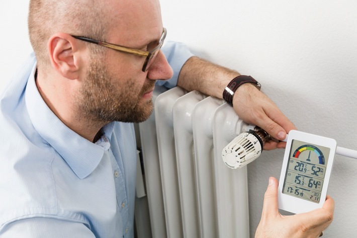 Tag des Energiesparens: Clever heizen, weniger Energie verbrauchen, Heizkosten verringern / Deutschland. Eschborn. Techem Energieberater. 2.11.2017. Photo: Bernd Roselieb / Weiterer Text über ots und www.presseportal.de/nr/37900 / Die Verwendung dieses Bildes ist für redaktionelle Zwecke honorarfrei. Veröffentlichung bitte unter Quellenangabe: "obs/Techem GmbH/Bernd Roselieb"