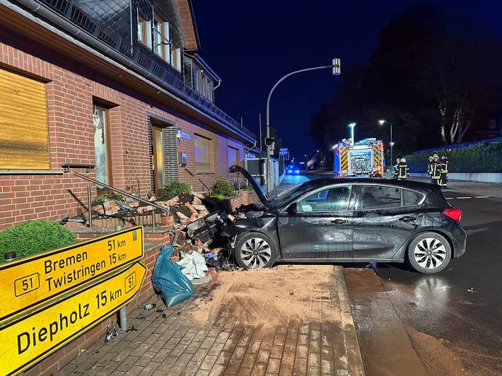 POL-DH: --- Barnstorf - Pkw gegen Hauswand ---