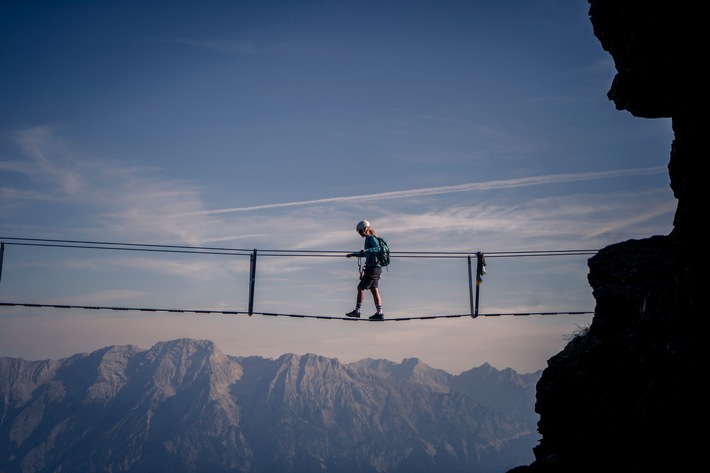 BILD zu OTS - Seilbrücke am 1. Sagen-Klettersteig Österreichs am Glungezer