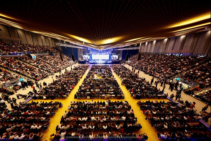 Franklin Graham predigte vor fast 7.000 Menschen von der Liebe Gottes/ Festival of Hope hatte mehr Besucher als Platz in der Arena war