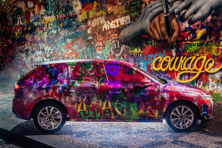 SKODA SCALA im Camouflage-Look an der Lennon Wall in Prag (FOTO)