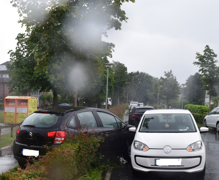 POL-WHV: Verkehrsunfall nach einem Vorfahrtverstoß in Schortens - Nach dem Zusammenstoß verlor die Fahrzeugführerin die Kontrolle und durchfuhr gleich zweimal eine Hecke