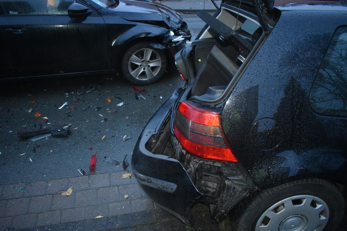 POL-STH: Auf geparkten Pkw aufgefahren: 2 Pkw stark beschädigt und eine leicht verletzte Person ins Krankenhaus