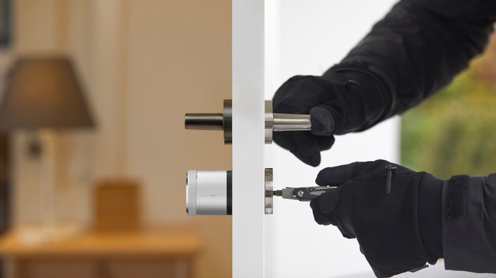 Das Smart Lock von Verisure bewacht Haus- und Wohnungstüren. Bei einem Manipulationsversuch des Türschlosses alarmiert das LockGuard die Notrufzentrale des Sicherheitsanbieters. / Weiterer Text über ots und www.presseportal.de/nr/134877 / Die Verwendung dieses Bildes für redaktionelle Zwecke ist unter Beachtung aller mitgeteilten Nutzungsbedingungen zulässig und dann auch honorarfrei. Veröffentlichung ausschließlich mit Bildrechte-Hinweis.