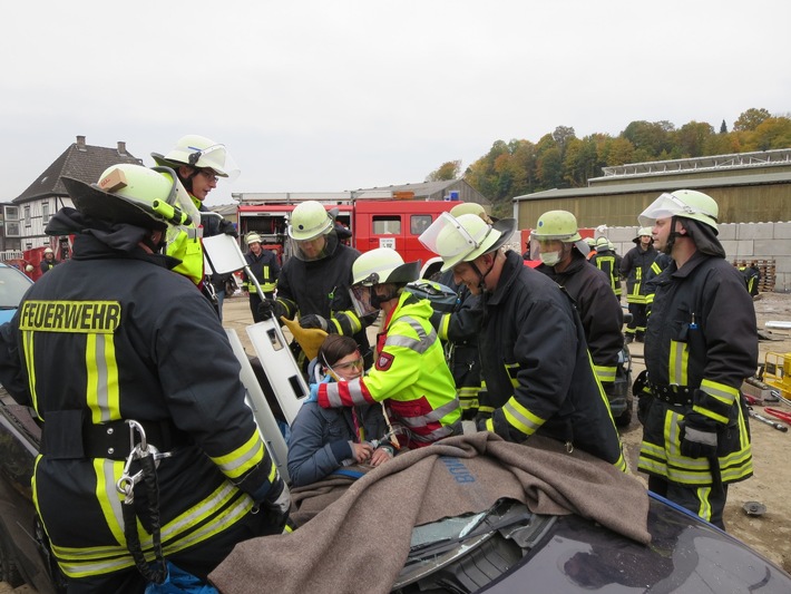 FW-AR: Schwerer Verkehrsunfall mit unklarer Lage - Basislöschzug 6 bei Jahresübung durch komplexes Szenario gefordert