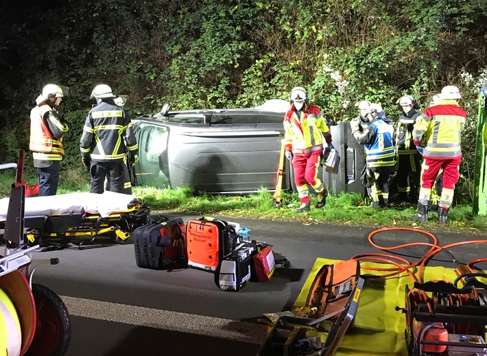 FW-BO: Verkehrsunfall auf der A 43 - Feuerwehr rettet schwerverletzten Fahrer aus seinem PKW