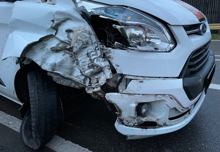 POL-PDKL: LKW-Reifen verursacht Verkehrsunfall