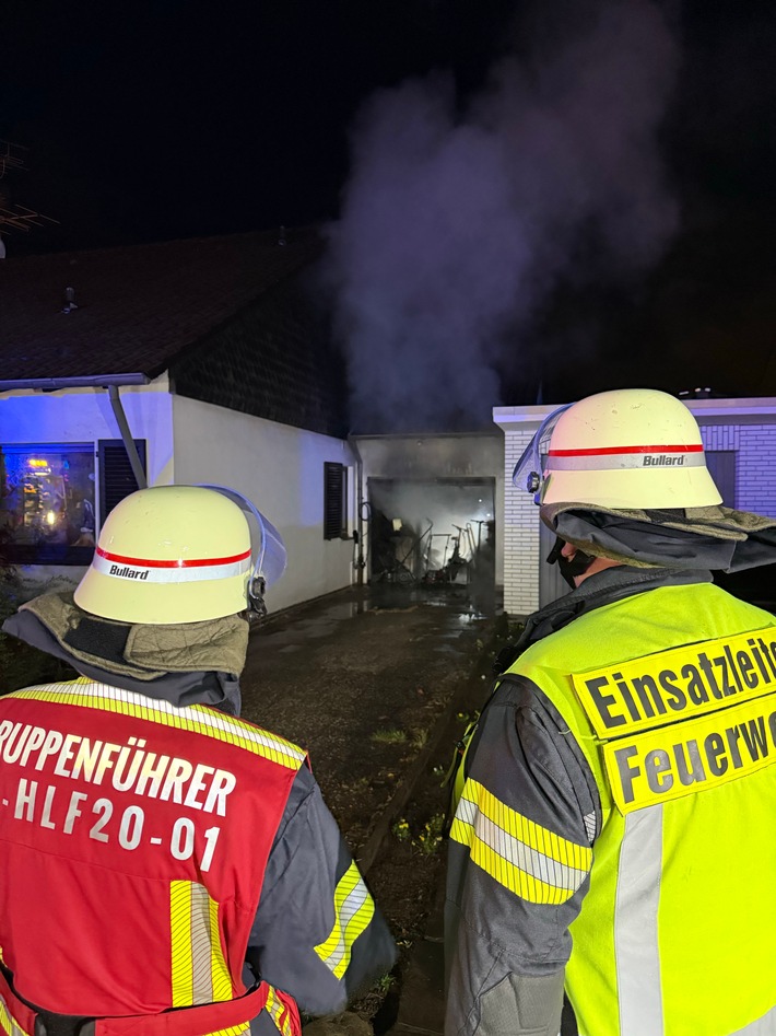 FW-NE: Garage in Vollbrand - Feuerwehr verhindert weitere Ausbreitung
