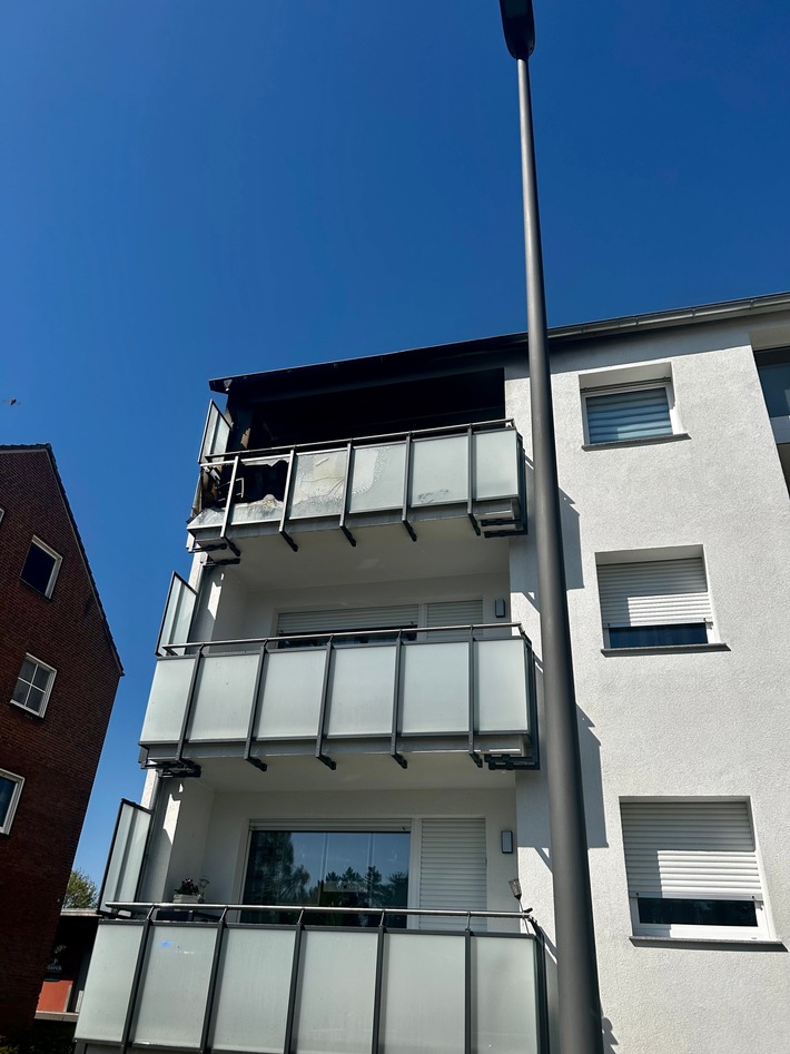 FW-RE: Brand auf Balkon eines Mehrfamilienhauses verläuft glimpflich