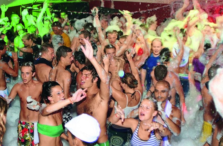 alltours erweitert Programm für Partylöwen, Nachtschwärmer und Sport-Freaks / Jugendliche und junge Erwachsene treffen sich in Young & Trendy-Hotels (BILD)