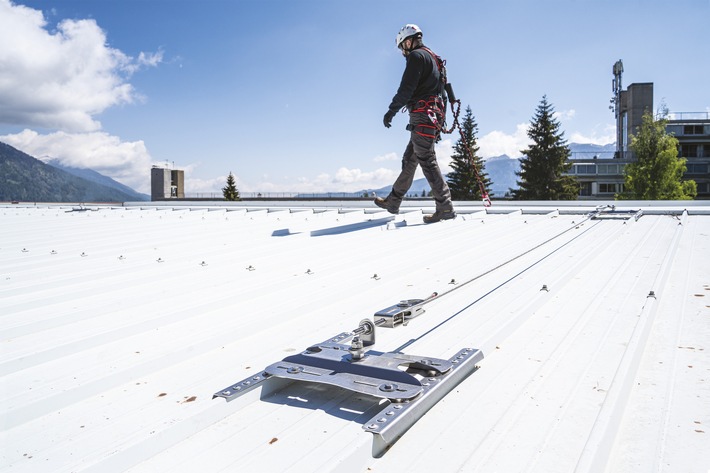 Wirtschaftliche und sichere Lösung für PV-Installateure. PATROL+SHIELD: Seilsystem für Dächer aus Trapezblech