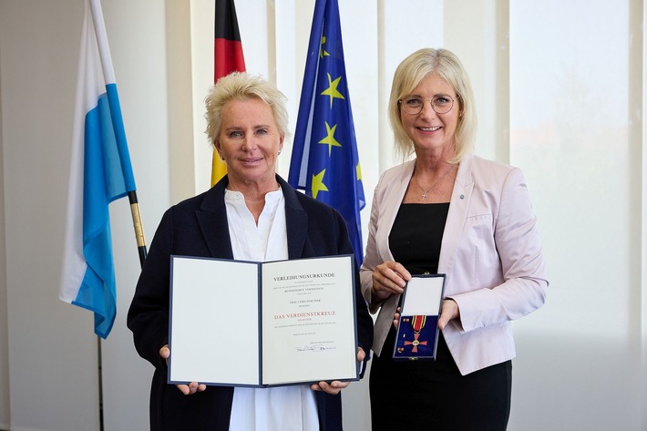 LichtBlick-Gründerin Lydia Staltner erhält Bundesverdienstkreuz / Seit 2003 unterstützt sie mit ihrem Verein Senioren in Altersarmut