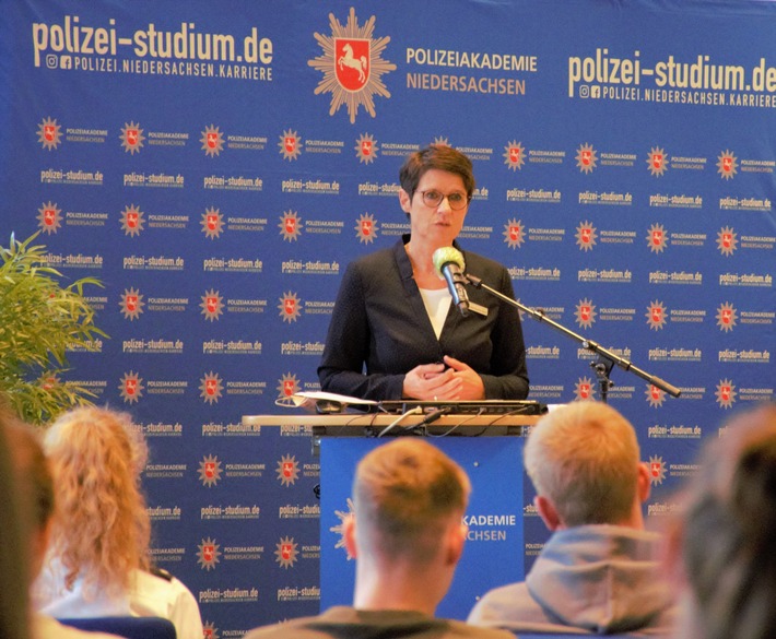 POL-AK NI: 450 Anwärterinnen und Anwärter für den Polizeivollzugsdienst in Niedersachsen beginnen ihr Studium an der Polizeiakademie Niedersachsen - erstmals beträgt der Frauenanteil über 50 %