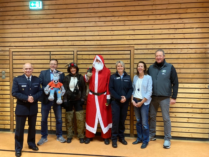 POL-MA: Mannheim: Nikolaus und Rentier "Glöckchen" sorgen gemeinsam mit der Polizei für mehr Sicherheit im Straßenverkehr - ABC-Schützen-Aktion