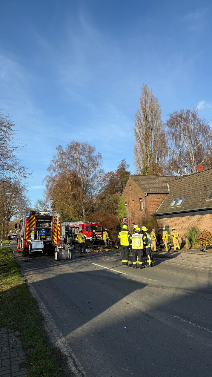 FW Neukirchen-Vluyn: Verkehrsunfall mit eingeklemmter Person - Feuerwehren Krefeld und Neukirchen-Vluyn im Einsatz