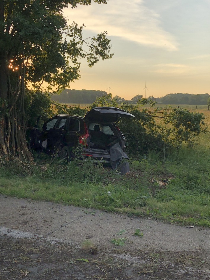 FW-WAF: Verkehrsunfall PKW vor Baum