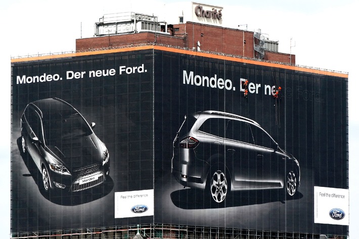 Europas grösstes Auto-Poster präsentiert den neuen Ford Mondeo in Berlin