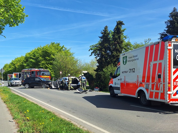 FW Bocholt: Verkehrsunfall mit drei PKW und eingeklemmter Person