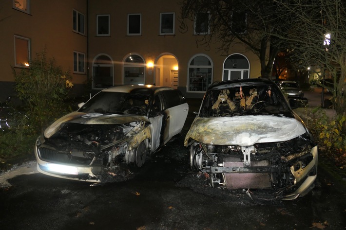 POL-KS: 45.000 Euro Schaden durch Brandstiftung an zwei Skoda: Zeugen in Herkulesstraße gesucht