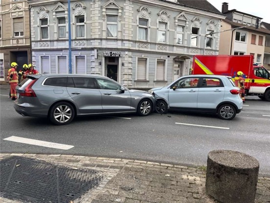 POL-ME: Verkehrsunfall im Kreuzungsbereich - 2609013