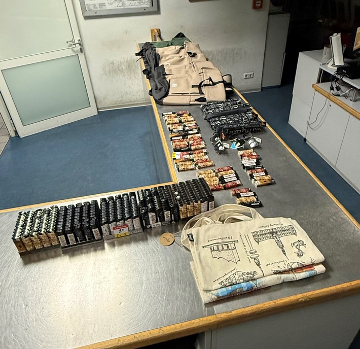 BPOL-HH: Mutmaßlich gewaltsam Eingedrungen: Souvenirs im Wert von über 1.200 Euro in einem Geschäft im Hamburger Hauptbahnhof entwendet- Mutmaßlichen "Souvenirdieb" durch Bundespolizei festgenommen-