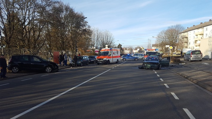 POL-PDPS: Frontalzusammenstoß in der Arnulfstraße - Fahrer war es schwarz vor den Augen geworden