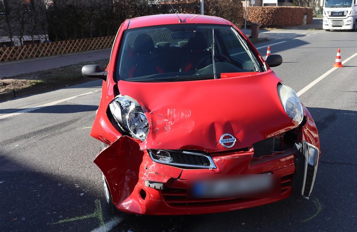POL-HF: Unfall beim Abbiegen - 21-jährige Opel-Fahrerin leicht verletzt