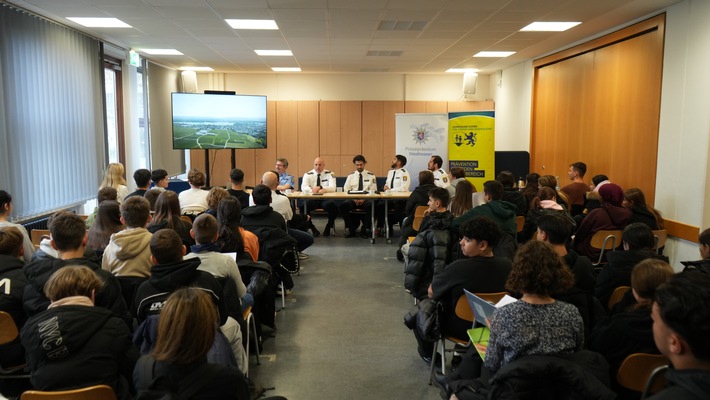 POL-WI: Veranstaltung der Dialogreihe "Cops im Dialog - Polizei und Schule im Austausch" in Wiesbaden