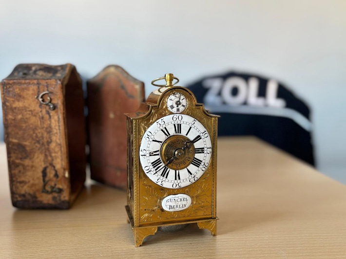 HZA-SI: Beim Zoll schlägt die Stunde - Antike Tischuhr aus dem 18. Jahrhundert beim ZOLL nicht angemeldet