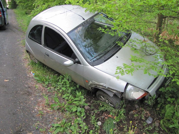 POL-WE: Nach Diebstahl und Unfallflucht- Ford KA im Wald gefunden