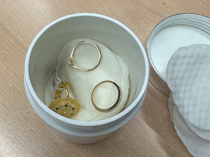 HZA-D: Goldschmuggel in Cremedose/Zoll am Düsseldorfer Flughafen findet Goldringe bei Reisendem