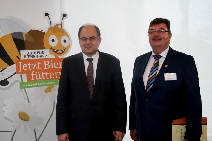 Für Verbesserung der Nahrungsbedingungen über den Tellerrand schauen
2. Bienenkonferenz &quot;Bienen in der Kulturlandschaft&quot; tagt in Berlin