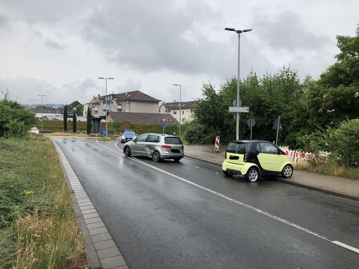 POL-PDKH: Verkehrsunfall mit 2 verletzten Fahrzeugführern