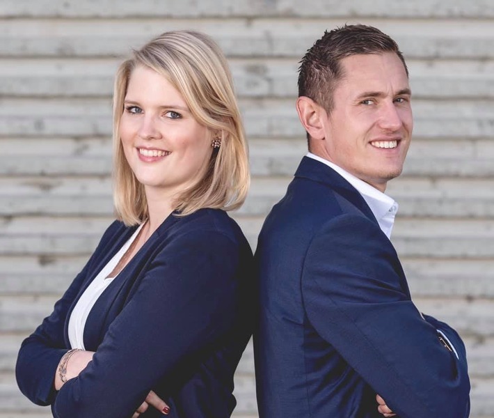 Franziska Gernandt, Leitung Partnerbetreuung und Prokuristin mit Fritz Röhrenbeck, Geschäftsführer. Nutzung und Verbreitung nur bei Nennung der Quelle und des Urhebers / Weiterer Text über ots und www.presseportal.de/nr/150122 / Die Verwendung dieses Bildes ist für redaktionelle Zwecke honorarfrei. Veröffentlichung bitte unter Quellenangabe: "obs/Heun Finanz GmbH"