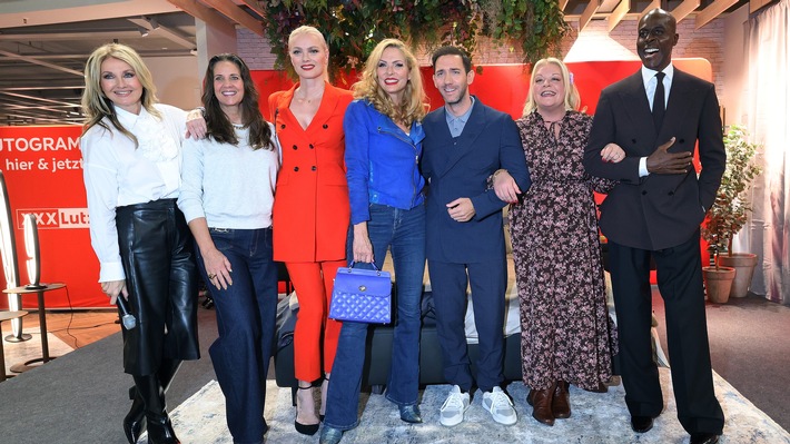 Roter Teppich beim Möbelhaus mit dem Roten Stuhl: Marcel Remus feiert die Premiere seiner Bettwäsche-Kollektion mit Stars und Sternchen bei XXXLutz