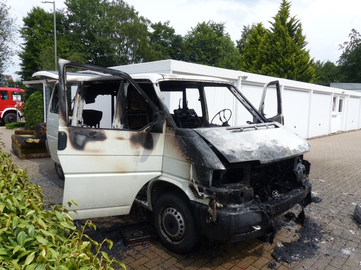 POL-MI: VW-Transporter geht in Flammen auf