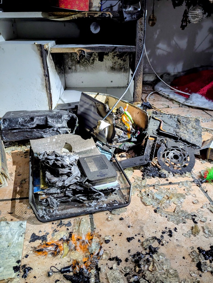 FW-KLE: Brand in Dachgeschosswohnung: Rauchmelder rettet Leben