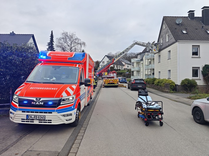 FW-EN: Rettungsdienst mit Drehleiter unterstützt