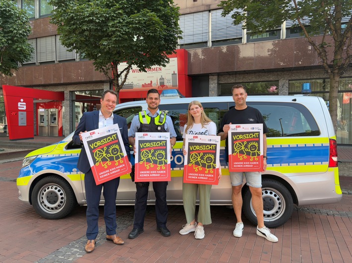 POL-DO: "Vorsicht! Unsere Kids haben keinen Airbag!" - Plakataktion auch zum Schulstart 2025/26