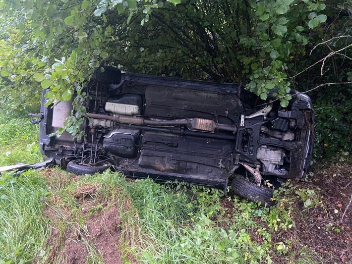 POL-PDNR: Niederdreisbach - Pkw landet nach Unfall im Graben