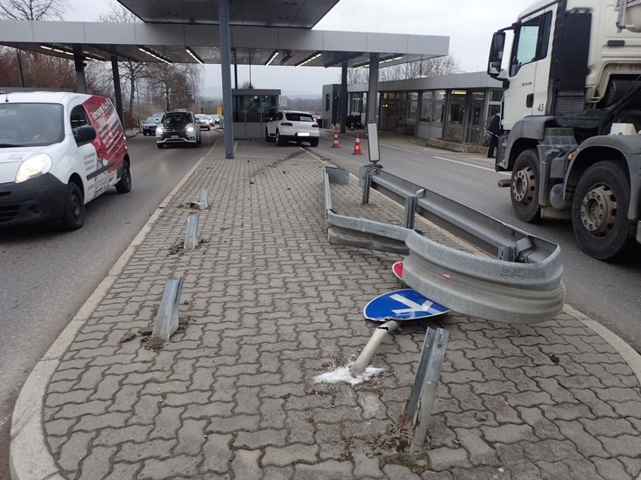POL-FR: Lottstetten: Verkehrsunfall - beinahe im Zollhäuschen gelandet