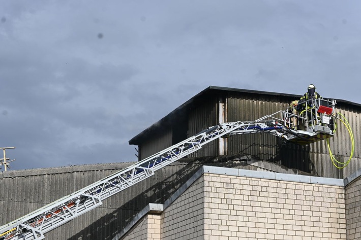 POL-STD: Feuer im Dachbereich von Lagerhalle in Buxtehuder Betonwerk - Großalarm für Buxtehuder Einsatzkräfte