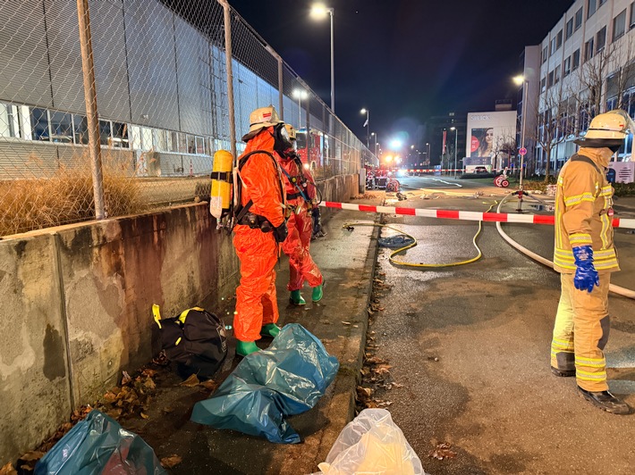 FW LK Esslingen: Gefahrgutunfall in Leinfelden-Echterdingen löst Feuerwehreinsatz aus.