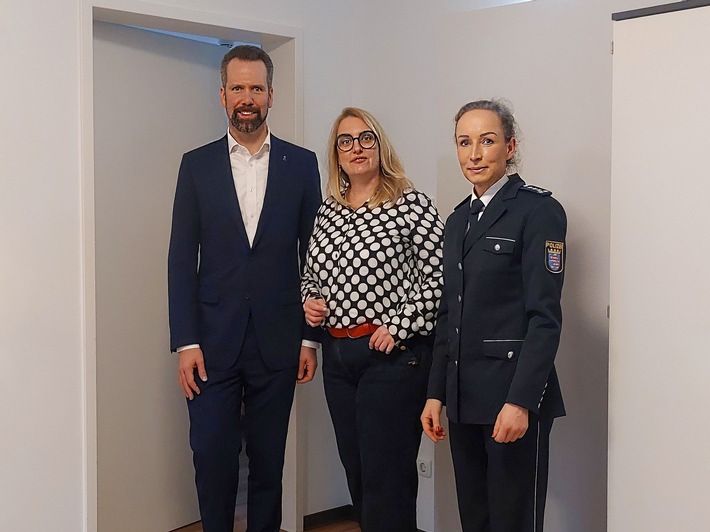 Mittelhessen: WETTERAUKREIS: + Spendenübergabe des Polizeipräsidiums Mittelhessen an "Haus Atemzeit" +